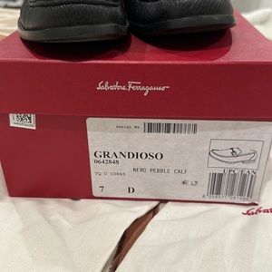 Men size 7 , purchased from Bloomingdale’s SF for son graduation. Worn twice .